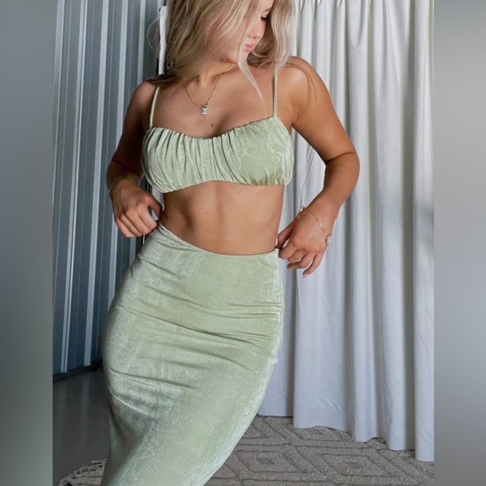White Fox Girl Crush Maxi Set Sage
Size Small Green 2 Piece Skirt Set